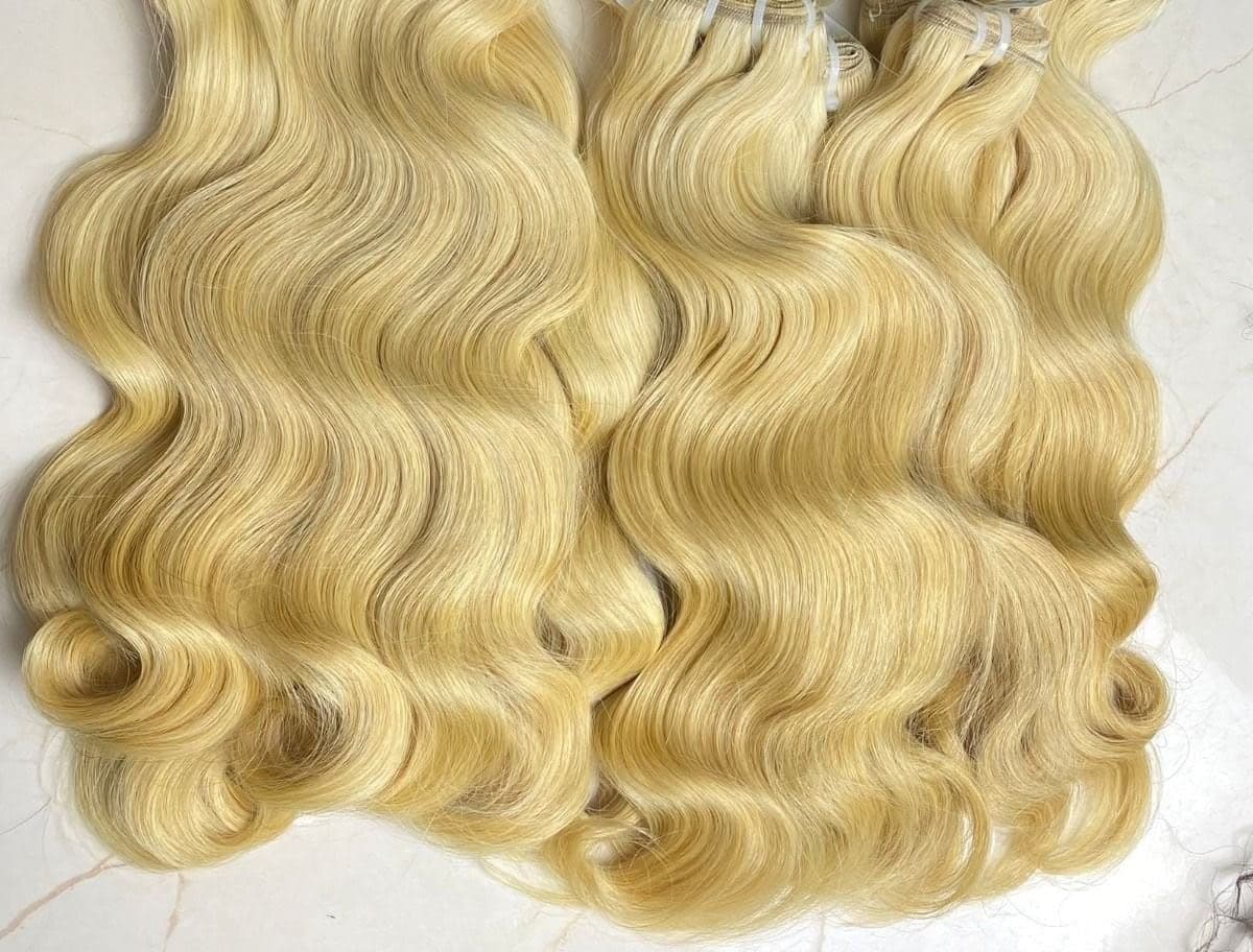 Mèches body wave blond platine