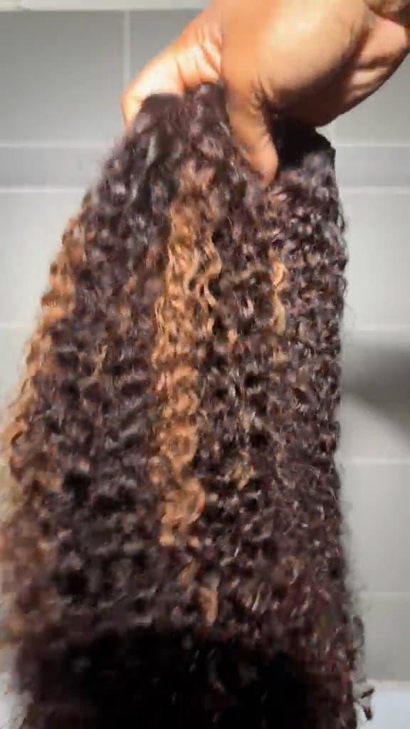 Boucles aux reflets balayage en mouvement