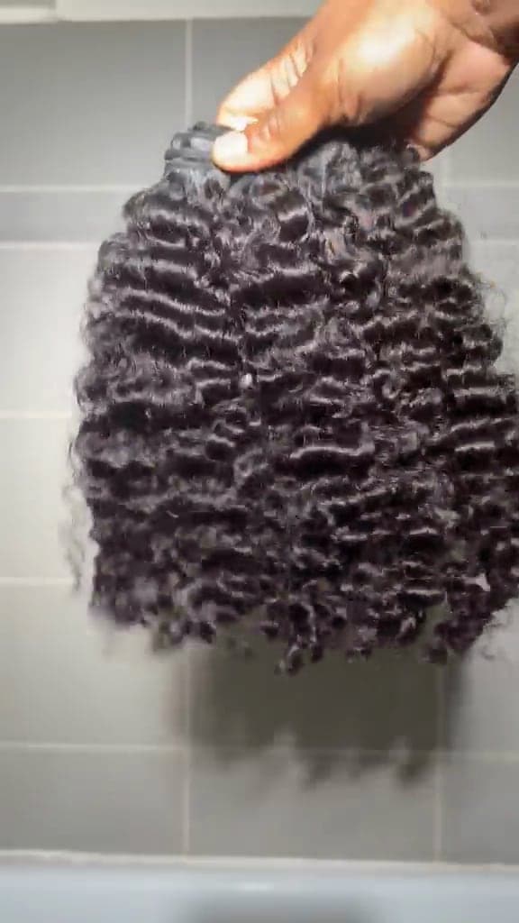 Mèche deep curly en mouvement