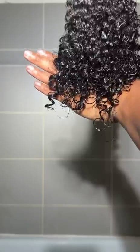 Boucle Bouncy curl tenue au creux de la main