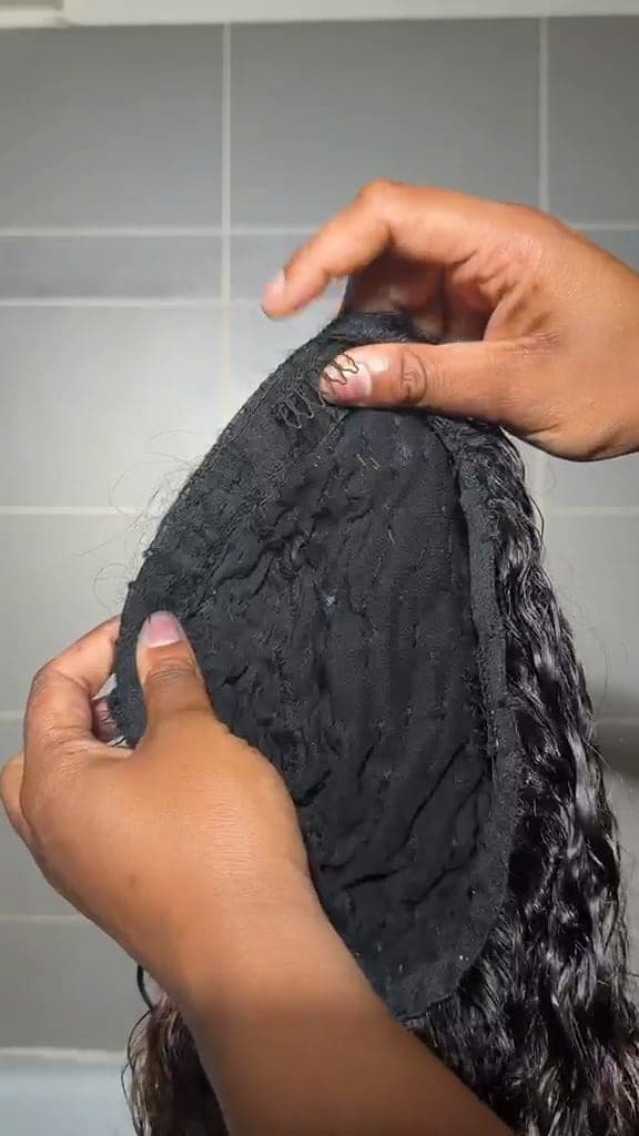 Base d'une demi-perruque tenue à deux mains