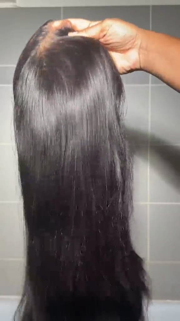 Cheveux lisses noirs naturels tenus à la main